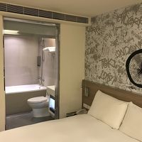 バスルーム丸見えですが、たしかブラインドあったはず