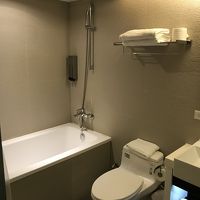 ゆったりバスルーム。バスタブはシャワーカーテンで仕切りあり。