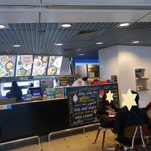 ショーケースにケーキ類が置かれていました