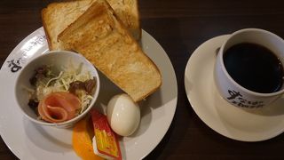 それぞれ席の下に充電用のコンセント