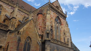 黄色の石に古さを感じる。塔の形がユニーク。