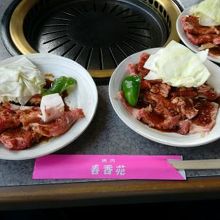 まず出てきたのは焼肉用のお肉と野菜です