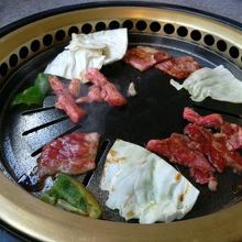 焼肉プレートで焼いていきます