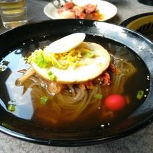 そして零冷麺出てきました　ゆで卵やキムチが乗っています