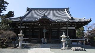 歴史ある日蓮宗の大きな寺院で静かな雰囲気で見ごたえがあります。