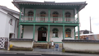 有田皿山通りの札の辻にあります。