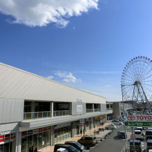 りんくうタウン内の一番奥、あの観覧車の向こう側です