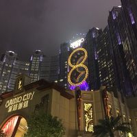 夜のホテル外観