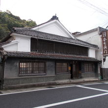 隣は美術館です。