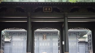 間口が大きな立派な門