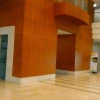 １ｆのホール　このエレベーターで２ｆに上がる