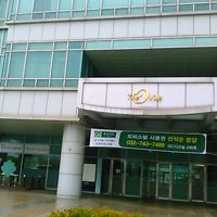 ビジネスビルの正面