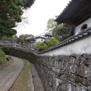 瑞雲寺の脇の石段越しです。