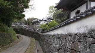 瑞雲寺の脇の石段越しです。