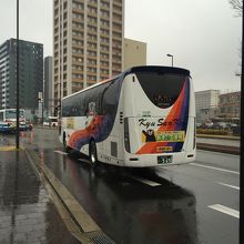 あそ☆くま号から雨の中熊本駅前にて下車します。