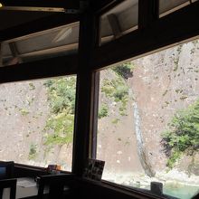 レストランから窓越しに見える天然記念物の一枚岩