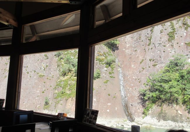 天然記念物の一枚岩が窓越しに見えるレストラン