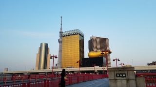 リバーサイドの景色のよい橋