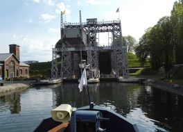 中央運河にかかる４機の水力式リフトとその周辺のラ・ルヴィエール及びル・ルー（エノー）