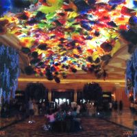 ホテル入口天井のガラスの花