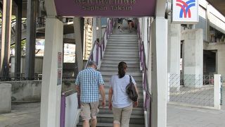 チャオプラヤエクスプレスからの乗り換えで利用。