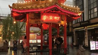 南京町の中心部にあるあづまやや