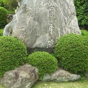 緑豊かな多摩の湖畔近くの寺