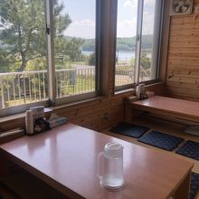 お座敷席とテーブル席が人数に合わせてあります　ぜんぶで４０席