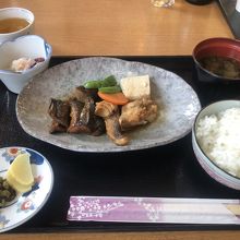 地魚日替定食　穴子やかんぱちの煮つけでとても美味しかったです