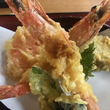 とても大きな車えびの天ぷらで丸ごと全部食べました