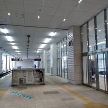 右に、ドラえもんポスト