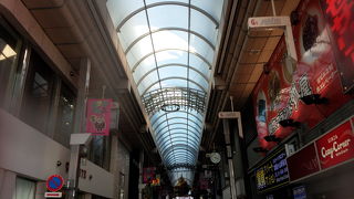 長いアーケード街