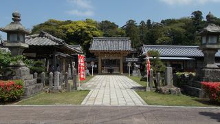 平戸城二の丸跡にあります。