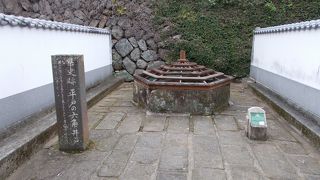 日本の井戸の形ではないです。