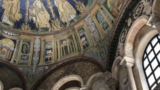 濃い青色の天井のモザイク画が素晴らしい