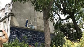 ちいさな公園にあります。