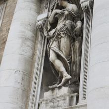 ファサードの彫像