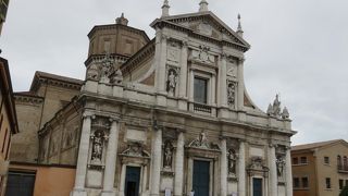 ファサードの4体の彫像が目に飛び込んできます