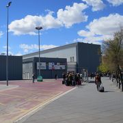 バレンシアには2つの駅があり、ホアキン・ソロージャ駅は、2010年12月に高速鉄道のために建設された駅です。
