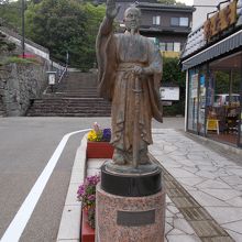 王直の像です。