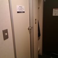 浴室入口ドアの開く向きが逆なのでは？