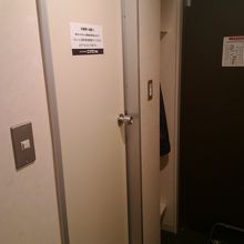 浴室入口ドアの開く向きが逆なのでは？