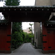 朱色の山門が綺麗な浄土宗寺院
