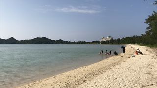 静かで遠浅の海水浴場