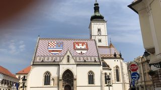  モザイクの紋章か、屋根を飾る珍しい聖マルコ教会