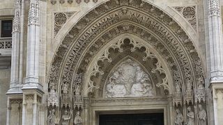 左右の塔の高さが違う大聖堂