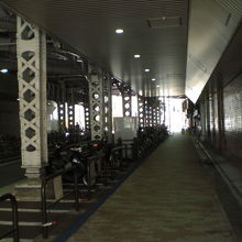 新石橋架道橋の南口と反対側の歩道は、やや暗い感じがします。