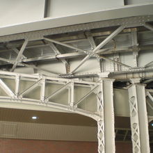 新石橋架道橋の鉄道橋脚の様子です。堅固な感じがしています。