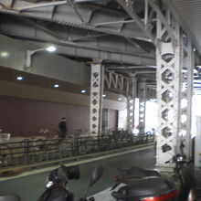 新石橋架道橋の車道です。一方通行でしょうか。やや狭い感じです