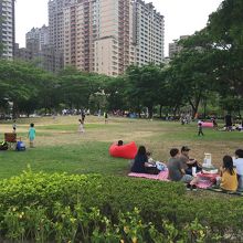 日曜日の午後、家族連れも多く日本と同じ